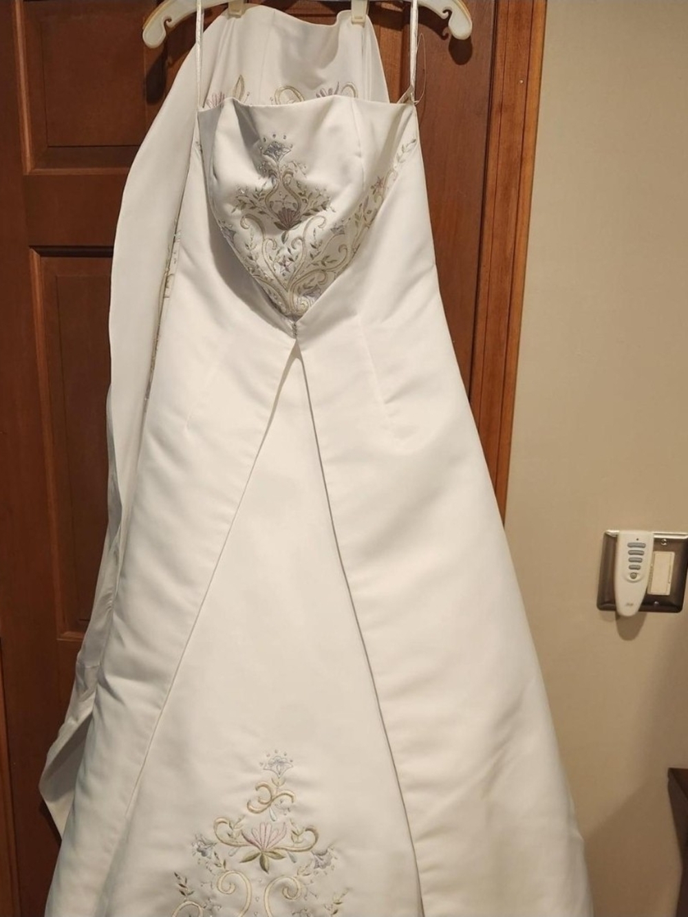White Embroidered David's Bridal Wedding Gown - Elegant Sleeveless Design
